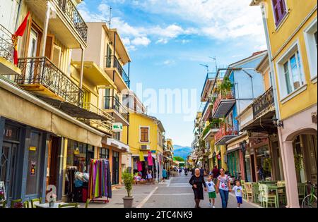 Lefkada ville principale rue commerciale Grèce. Des maisons colorées, des magasins et des tables de restaurants le long de la rue commerciale principale de l'île de Lefkada principal Banque D'Images