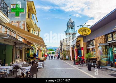 Lefkada ville principale rue commerciale Grèce. Des maisons colorées, des magasins et des tables de restaurants le long de la rue commerciale principale de l'île de Lefkada principal Banque D'Images