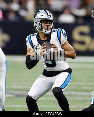 La Nouvelle-Orléans, États-Unis. 10 décembre 2023. Le quarterback des Carolina Panthers, Bryce Young (9), lance contre les Carolina Panthers au Caesars Superdome à la Nouvelle-Orléans le dimanche 10 décembre 2023. Photo AJ Sisco/UPI. Crédit : UPI/Alamy Live News Banque D'Images