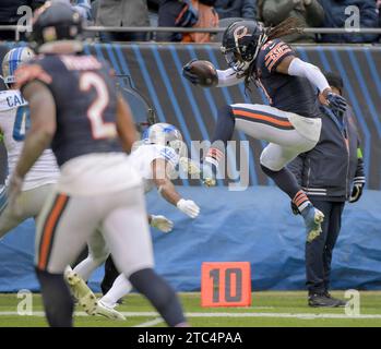 Chicago, États-Unis. 10 décembre 2023. Le running back d'Onta Foreman (21) saute pour éviter le cornerback Cameron Sutton (1) des Detroit Lions au Soldier Field à Chicago le dimanche 10 décembre 2023. Bears a gagné 28-13. Photo de Mark Black/UPI crédit : UPI/Alamy Live News Banque D'Images