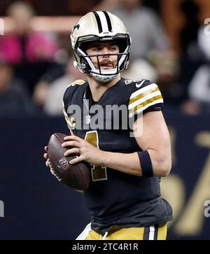 La Nouvelle-Orléans, États-Unis. 10 décembre 2023. Derek Carr (4), quarterback des Saints de la Nouvelle-Orléans, lance contre les Panthers de la Caroline au Caesars Superdome de la Nouvelle-Orléans, le dimanche 10 décembre 2023. Photo AJ Sisco/UPI. Crédit : UPI/Alamy Live News Banque D'Images