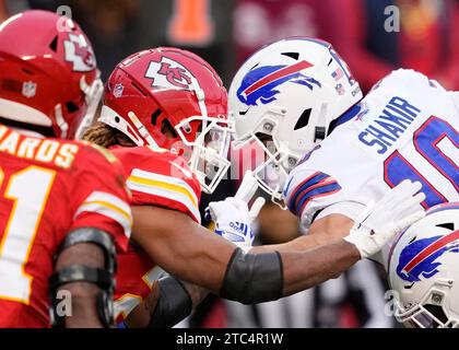 Kansas City, États-Unis. 10 décembre 2023. Justin Reid (20), le joueur de sécurité des Chiefs de Kansas City, s’affronte au Wide Receiver Khalil Shakir (10) de Buffalo Bills en première mi-temps au Arrowhead Stadium de Kansas City, Missouri, le dimanche 10 décembre 2023. Photo de Jon Robichaud/UPI crédit : UPI/Alamy Live News Banque D'Images
