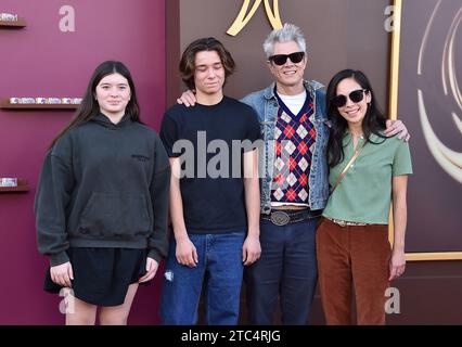 Westwood, États-Unis. 10 décembre 2023. Arlo Clapp, Rocko Akira Clapp, Johnny Knoxville et Emily Tang assistent à la première sur tapis rouge de Reboot de Hulu au Fox Studio Lot le 19 septembre 2022 à Los Angeles, Californie. (Photo de JC Olivera/Getty Images) arrivée à la première nationale « Wonka » tenue au Regency Village Theatre le 10 décembre 2023 à Westwood, Californie. © Lisa OConnor/AFF-USA.com crédit : AFF/Alamy Live News Banque D'Images