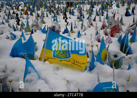 Kiev, Ukraine. 10 décembre 2023. Des drapeaux ukrainiens avec les noms des soldats ukrainiens morts dans la neige pendant la guerre avec la Russie sont vus sur la place de l'indépendance à Kiev. La Russie a envahi l'Ukraine le 24 février 2022, déclenchant la plus grande attaque militaire en Europe depuis la Seconde Guerre mondiale (Image de crédit : © Sergei Chuzavkov/SOPA Images via ZUMA Press Wire) USAGE ÉDITORIAL SEULEMENT! Non destiné à UN USAGE commercial ! Banque D'Images