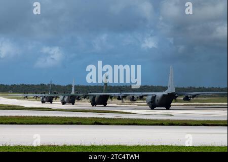 Un C-130J Super Hercules de l'US Air Force (USAF) affecté au 36e Escadron de transport aérien expéditionnaire, un C-130J Super Hercules de la Force aérienne royale du Canada (ARC), un C-130H Hercules de la Force aérienne japonaise (JASDF) affecté au 436 401e Escadron de transport aérien tactique, et un C-130H Hercules de la Force aérienne de la République de Corée (ROKAF) affecté au 251st Airlift Squadron se préparent pour le décollage à l'appui d'un intervol de l'opération Christmas Drop 2023 (OCD 23) C-130 à la base aérienne d'Andersen, Guam, le 9 décembre 2023. Tout au long de l'OCD 23, les membres d'équipage de l'USAF, de la RCAF, de la JASDF et de la ROKAF ont livré 210 bundl Banque D'Images