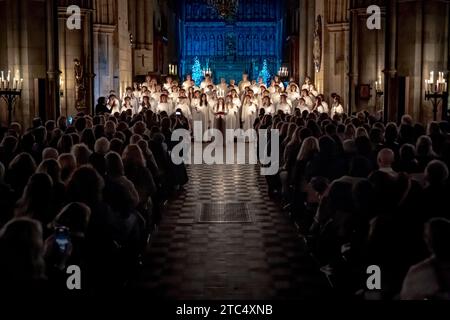 Londres, Royaume-Uni. 10 décembre 2023. Célébrations de Sankta Lucia à la cathédrale de Southwark. DISA Ramstedt porte une couronne de bougies symbolisant Sainte Lucie alors qu'elle dirige la célébration de Sankta Lucia. Interprété par l'Église suédoise de Londres (Svenska kyrkan i London) avec le London Nordic Choir, le concert de Noël est basé sur la bravoure et le martyre d'une jeune sicilienne Sainte Lucie (Lucie de Syracuse 283-304). Crédit : Guy Corbishley/Alamy Live News Banque D'Images