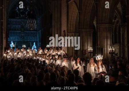 Londres, Royaume-Uni. 10 décembre 2023. Célébrations de Sankta Lucia à la cathédrale de Southwark. DISA Ramstedt porte une couronne de bougies symbolisant Sainte Lucie alors qu'elle dirige la célébration de Sankta Lucia. Interprété par l'Église suédoise de Londres (Svenska kyrkan i London) avec le London Nordic Choir, le concert de Noël est basé sur la bravoure et le martyre d'une jeune sicilienne Sainte Lucie (Lucie de Syracuse 283-304). Crédit : Guy Corbishley/Alamy Live News Banque D'Images