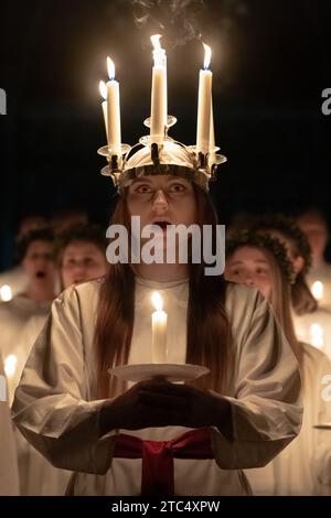 Londres, Royaume-Uni. 10 décembre 2023. Célébrations de Sankta Lucia à la cathédrale de Southwark. DISA Ramstedt porte une couronne de bougies symbolisant Sainte Lucie alors qu'elle dirige la célébration de Sankta Lucia. Interprété par l'Église suédoise de Londres (Svenska kyrkan i London) avec le London Nordic Choir, le concert de Noël est basé sur la bravoure et le martyre d'une jeune sicilienne Sainte Lucie (Lucie de Syracuse 283-304). Crédit : Guy Corbishley/Alamy Live News Banque D'Images