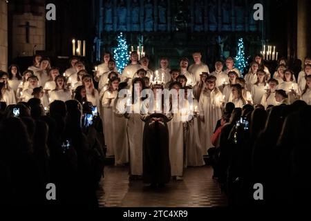 Londres, Royaume-Uni. 10 décembre 2023. Célébrations de Sankta Lucia à la cathédrale de Southwark. DISA Ramstedt porte une couronne de bougies symbolisant Sainte Lucie alors qu'elle dirige la célébration de Sankta Lucia. Interprété par l'Église suédoise de Londres (Svenska kyrkan i London) avec le London Nordic Choir, le concert de Noël est basé sur la bravoure et le martyre d'une jeune sicilienne Sainte Lucie (Lucie de Syracuse 283-304). Crédit : Guy Corbishley/Alamy Live News Banque D'Images