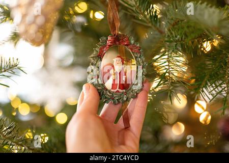 Jouets vintage de Noël. Couronne de Noël avec le père noël sur un arbre de Noël. Traditions de Noël et du nouvel an. Ambiance festive. Banque D'Images