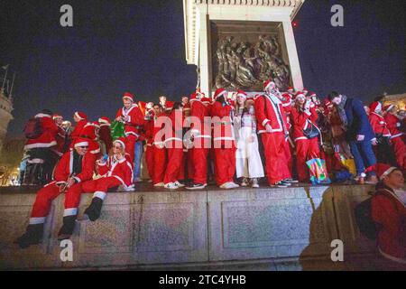 Londres, Angleterre, Royaume-Uni. 9 décembre 2023. Les gens de Santa déguisements se sont rassemblés à Trafalgar Square pour Santa con London. (Image de crédit : © Tayfun Salci/ZUMA Press Wire) USAGE ÉDITORIAL SEULEMENT! Non destiné à UN USAGE commercial ! Banque D'Images