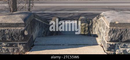 Marches en béton avec un mur de pierre menant à Lake Drive dans Highland Park à Pittsburgh, Pennsylvanie, États-Unis par une journée ensoleillée d'automne Banque D'Images