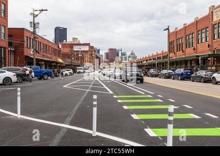 La circulation et les voitures garées le long de Smallman Street dans le quartier Strip District avec le centre-ville de Pittsburgh, Pennsylvanie, États-Unis Banque D'Images