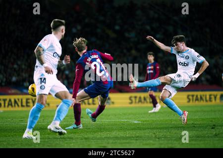 Barcelone, Espagne. 10 décembre 2023. Miguel Gutierrez (R) de Girona tire lors d'un match de football de la Liga entre le FC Barcelone et le Girona FC à Barcelone, Espagne, le 10 décembre 2023. Crédit : Joan Gosa/Xinhua/Alamy Live News Banque D'Images