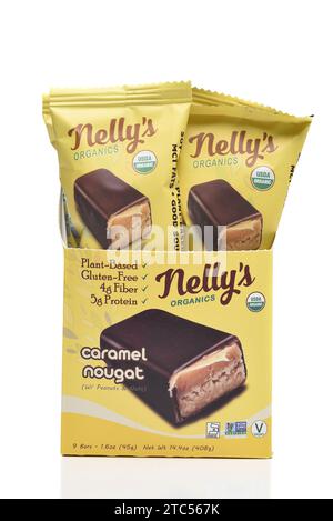 IRIVNE, CALIFORNIE - 10 décembre 2023 : Nellys Organics caramel nougat barres sans gluten. Banque D'Images