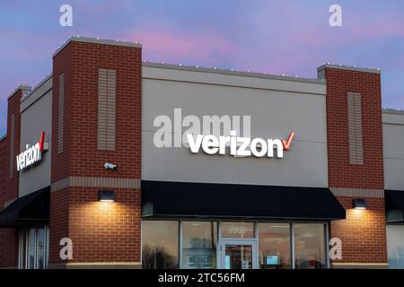 STILLWATER, MN, États-Unis - 7 DÉCEMBRE 2023 : extérieur du magasin Verizon au crépuscule et logo de la marque. Banque D'Images