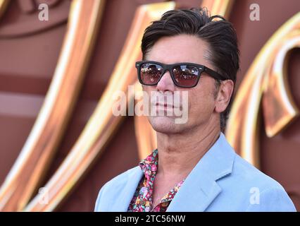 Westwood, États-Unis. 10 décembre 2023. John Stamos arrive à la première nationale « Wonka » tenue au Regency Village Theatre le 10 décembre 2023 à Westwood, Californie. © Lisa OConnor/AFF-USA.com crédit : AFF/Alamy Live News Banque D'Images