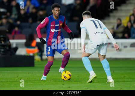 Barcelone, Espagne. 10 décembre 2023. Alejandro Balde (FC Barcelone) duel pour le ballon contre Velery (Girona FC) lors du match de Liga entre le FC Barcelone et le Girona FC, au stade Lluis Companys de Barcelone, Espagne, le 10 décembre 2023. Foto : SIU Wu. Crédit : dpa/Alamy Live News Banque D'Images