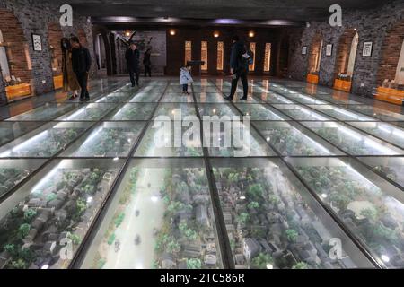 (231211) -- PÉKIN, 11 déc. 2023 (Xinhua) -- visite d'un musée dans un quartier historique et culturel le long du Grand Canal à Wuxi, dans la province du Jiangsu, dans l'est de la Chine, le 7 décembre 2023. Le Grand Canal de Chine, vaste voie navigable reliant le nord et le sud de la Chine, a été inscrit au patrimoine mondial de l'UNESCO en 2014. Ces dernières années, le gouvernement local de Wuxi a continuellement promu la protection et la pratique de la régulation des rivières, l'amélioration de la qualité de l'eau, la consolidation du patrimoine culturel et la réutilisation des vestiges industriels, construisant progressivement les rives du Grand Canal en un reg Banque D'Images