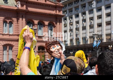 Buenos Aires, Argentine. 11 février 2014. 10 déc. 2023 - Buenos Aires, Argentine - masque Javier Milei offert à l'extérieur de Casa Rosada. Javier Milei a prêté serment devant l'Assemblée législative au Congrès national et en a assumé la présidence. Après avoir prêté serment, il a parlé sur les marches du Parlement, puis s'est rendu à Casa Rosada dans une voiture ouverte. Après avoir reçu les délégations étrangères, il est sorti sur le balcon historique de la Maison du Gouvernement où il s'est adressé à ses partisans. Crédit : ZUMA Press, Inc./Alamy Live News Banque D'Images