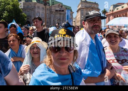 Buenos Aires, Argentine. 11 février 2014. 10 déc. 2023 - Buenos Aires, Argentine - une femme avec une casquette Milei. Javier Milei a prêté serment devant l'Assemblée législative au Congrès national et en a assumé la présidence. Après avoir prêté serment, il a parlé sur les marches du Parlement, puis s'est rendu à Casa Rosada dans une voiture ouverte. Après avoir reçu les délégations étrangères, il est sorti sur le balcon historique de la Maison du Gouvernement où il s'est adressé à ses partisans. Crédit : ZUMA Press, Inc./Alamy Live News Banque D'Images