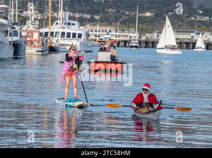 Santa Barbara, Californie, États-Unis. 10 décembre 2023. Le Père Noël, ses elfes et autres fêtards de vacances pagaient à travers le port de Santa Barbara, tout cela faisant partie de la 37e édition annuelle (bateau) Parade des lumières (image de crédit : © PJ Heller/ZUMA Press Wire) À USAGE ÉDITORIAL SEULEMENT! Non destiné à UN USAGE commercial ! Banque D'Images