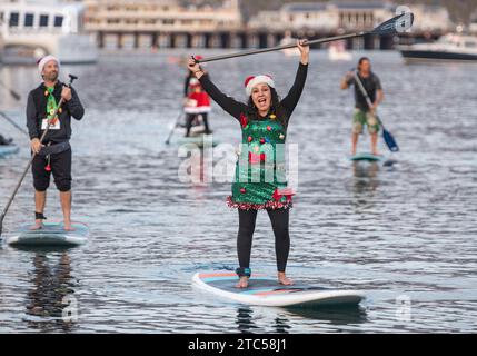 Santa Barbara, Californie, États-Unis. 10 décembre 2023. Le Père Noël, ses elfes et autres fêtards de vacances pagaient à travers le port de Santa Barbara, tout cela faisant partie de la 37e édition annuelle (bateau) Parade des lumières (image de crédit : © PJ Heller/ZUMA Press Wire) À USAGE ÉDITORIAL SEULEMENT! Non destiné à UN USAGE commercial ! Banque D'Images