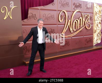 Los Angeles, Californie, États-Unis. 10 décembre 2023. Hugh Grant, membre de la distribution, assiste à la première de la comédie musicale « Wonka » au Village Theatre dans la section Westwood de Los Angeles le dimanche 10 décembre 2023. Scénario : rêvant d’ouvrir une boutique dans une ville réputée pour son chocolat, le jeune et pauvre Willy Wonka découvre que l’industrie est dirigée par un cartel de chocolatiers gourmands. Photo de Greg Grudt/UPI crédit : UPI/Alamy Live News Banque D'Images