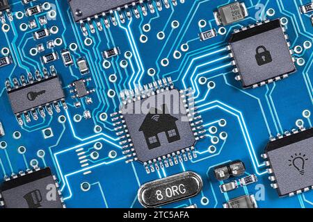 Carte de circuit imprimé avec des éléments domestiques intelligents. Concept de maison intelligente et Internet des objets. Banque D'Images