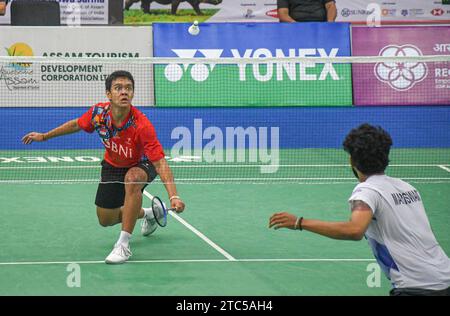 Guwahati, Inde. 06 décembre 2023. Alvi Wijaya Chairullah (Rouge) d'Indonésie joue contre Raghu Mariswamy d'Inde pendant la deuxième journée du tournoi de badminton en simple Super 100 masculin Yonex-Sunrise Guwahati Masters. Le Guwahati Masters 2023 est un tournoi BWF Super 100 qui se déroule du 5 au 10 décembre 2023. Il est doté d ' un prix total de 100 000 dollars. Alvi Wijaya Chairullah a gagné 2-0 crédit : SOPA Images Limited / Alamy Live News Banque D'Images