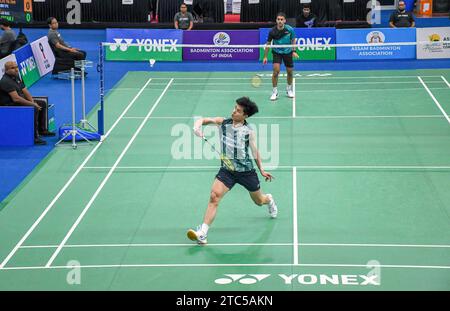 Guwahati, Inde. 06 décembre 2023. Justin Hoh, de Malaisie, joue contre Varun Kapur, de l'Inde, lors de la deuxième journée du tournoi de badminton en simple masculin Yonex-Sunrise Guwahati Masters Super 100. Le Guwahati Masters 2023 est un tournoi BWF Super 100 qui se déroule du 5 au 10 décembre 2023. Il est doté d ' un prix total de 100 000 dollars. Justin Hoh a gagné 2-1 (photo de Biplov Bhuyan/SOPA Images/Sipa USA) crédit : SIPA USA/Alamy Live News Banque D'Images