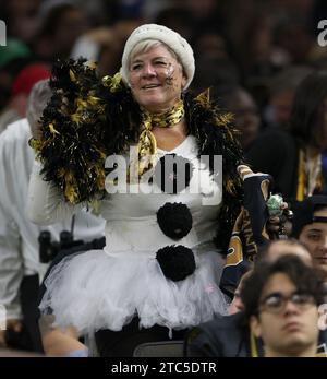 La Nouvelle-Orléans, États-Unis. 10 décembre 2023. Un fan des Saints de la Nouvelle-Orléans danse dans les tribunes après que l'équipe ait marqué lors d'un match de la National football League au Caesars Superdome à la Nouvelle-Orléans, en Louisiane, le dimanche 10 décembre 2023. (Photo de Peter G. Forest/Sipa USA) crédit : SIPA USA/Alamy Live News Banque D'Images