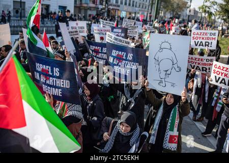 Istanbul, Turquie. 10 décembre 2023. Les manifestants brandissent des pancartes pendant la manifestation. Des membres de plusieurs organisations non gouvernementales ont défilé de la place Beyazit à la Grande Mosquée Sainte-Sophie alors qu ' ils manifestaient contre les attaques israéliennes contre Gaza à l ' occasion de la Journée mondiale des droits de l ' homme à Istanbul, le 10 décembre. Crédit : SOPA Images Limited/Alamy Live News Banque D'Images