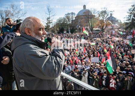 Istanbul, Turquie. 10 décembre 2023. Bulent Yildirim, président de la Fondation d’aide humanitaire pour les droits de l’homme et les libertés (IHH), prononce un discours lors de la manifestation. Des membres de plusieurs organisations non gouvernementales ont défilé de la place Beyazit à la Grande Mosquée Sainte-Sophie alors qu ' ils manifestaient contre les attaques israéliennes contre Gaza à l ' occasion de la Journée mondiale des droits de l ' homme à Istanbul, le 10 décembre. (Photo Onur Dogman/SOPA Images/Sipa USA) crédit : SIPA USA/Alamy Live News Banque D'Images