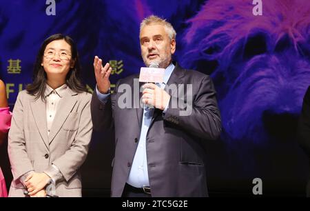 Shanghai, Chine. 11 décembre 2023. Luc Besson assiste à la première du film Dogman à Shanghai, en Chine, le 10 décembre 2023. (Photo Costfoto/NurPhoto) crédit : NurPhoto SRL/Alamy Live News Banque D'Images