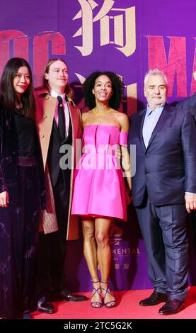 Shanghai, Chine. 11 décembre 2023. Luc Besson et Caleb Landry Jones assisteront à la première du film Dogman à Shanghai, en Chine, le 10 décembre 2023. (Photo Costfoto/NurPhoto) crédit : NurPhoto SRL/Alamy Live News Banque D'Images