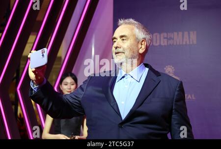 Shanghai, Chine. 11 décembre 2023. Luc Besson assiste à la première du film Dogman à Shanghai, en Chine, le 10 décembre 2023. (Photo Costfoto/NurPhoto) crédit : NurPhoto SRL/Alamy Live News Banque D'Images