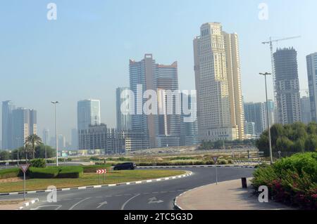 L'horizon changeant de Sharjah, Émirats arabes Unis. Banque D'Images