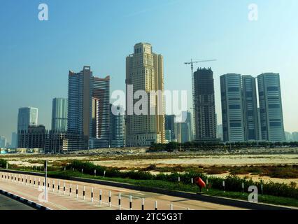 L'horizon changeant de Sharjah, Émirats arabes Unis. Banque D'Images