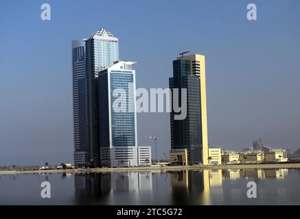 L'horizon urbain changeant de Sharjah, Émirats arabes Unis. Banque D'Images