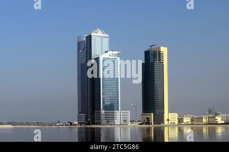 L'horizon urbain changeant de Sharjah, Émirats arabes Unis. Banque D'Images