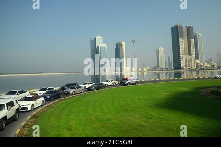 L'horizon urbain changeant de Sharjah, Émirats arabes Unis. Banque D'Images