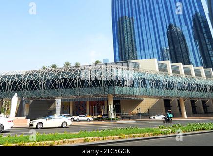 Un pont piétonnier moderne reliant le centre commercial de Dubaï et la place Emaar à Dubaï, Émirats arabes Unis. Banque D'Images