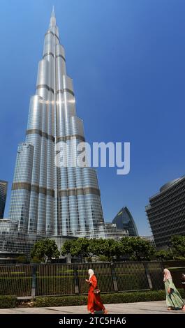 Femmes indonésiennes marchant près du gratte-ciel Burj Khalifa à Dubaï, Émirats arabes Unis. Banque D'Images