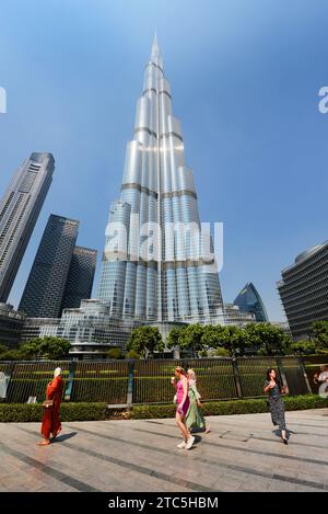 Promenade touristique par le gratte-ciel Burj Khalifa à Dubaï, Émirats arabes Unis. Banque D'Images