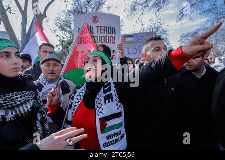 Istanbul, Turquie. 10 décembre 2023. Une femme chante pour la Palestine lors d'une marche de protestation contre les attaques israéliennes contre les enfants à Gaza, place Beyaz?t, au centre d'Istanbul. Crédit : SOPA Images Limited/Alamy Live News Banque D'Images