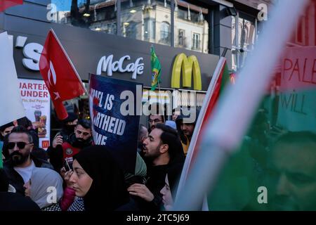 Istanbul, Turquie. 10 décembre 2023. Des citoyens turcs scandent des slogans contre McDonald's et l'accusent de soutenir Israël lors d'une marche organisée par des organisations non gouvernementales turques en solidarité avec le peuple palestinien de Gaza. Crédit : SOPA Images Limited/Alamy Live News Banque D'Images