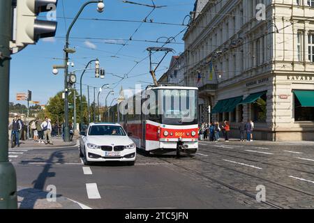 Circulation routière avec voiture et tramway sur la rue Smetanovo nabrezi dans le centre de Prague près de la rivière Vltava Banque D'Images