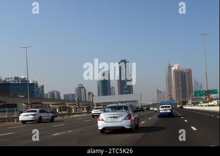 Conduite sur l'autoroute E11 Sheikh Zayed Rd à Dubaï, Émirats arabes Unis. Banque D'Images