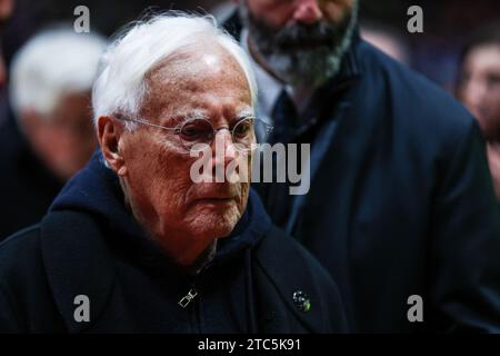 Milan, Italie. 10 décembre 2023. Giorgio Armani regarde pendant LBA Lega basket Une saison régulière 2023/24 entre EA7 Emporio Armani Milan et Virtus Segafredo Bologne au Mediolanum Forum. Note finale : Emporio Armani Milan 82 - 80 Virtus Segafredo Bologne (photo de Fabrizio Carabelli/SOPA Images/Sipa USA) crédit : SIPA USA/Alamy Live News Banque D'Images